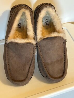Ladies UGG house shoes/slippers size 9
